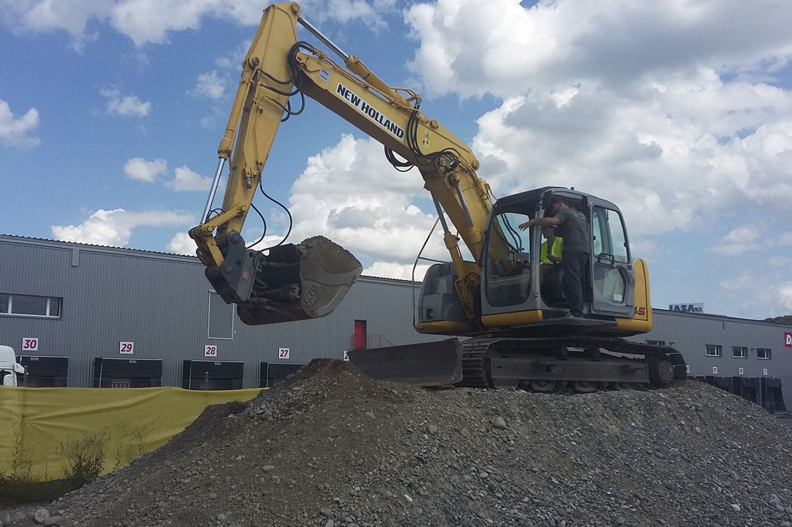 Bagger auf Kieshügel